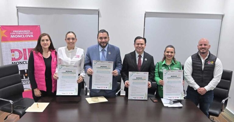 Funcionarios presentando el programa de Bodas Comunitarias en Monclova.