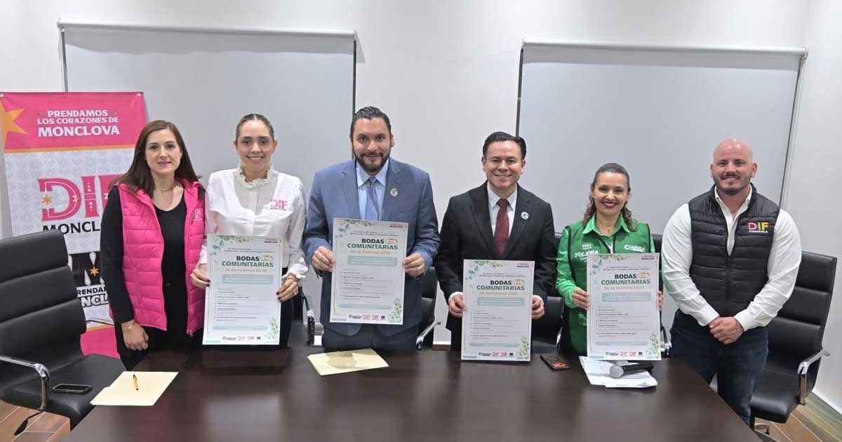 Funcionarios presentando el programa de Bodas Comunitarias en Monclova.