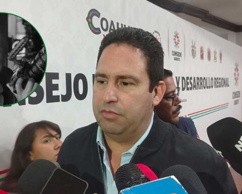 En grande, alcalde de Saltillo Javier Díaz; en un círculo, el fallecido productor y director saltillense Pedro Torres Castilla.
