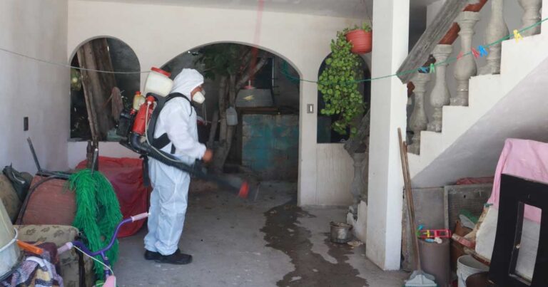 Hombre fumigando en una casa en Saltillo.