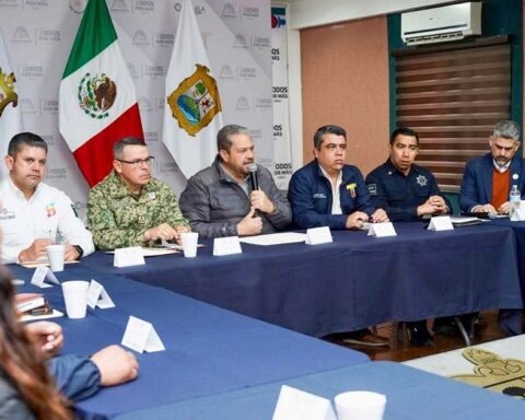 Alcalde de Ramos Arizpe Tomás Gutiérrez encabezando reunión de seguridad.