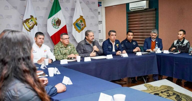 Alcalde de Ramos Arizpe Tomás Gutiérrez encabezando reunión de seguridad.