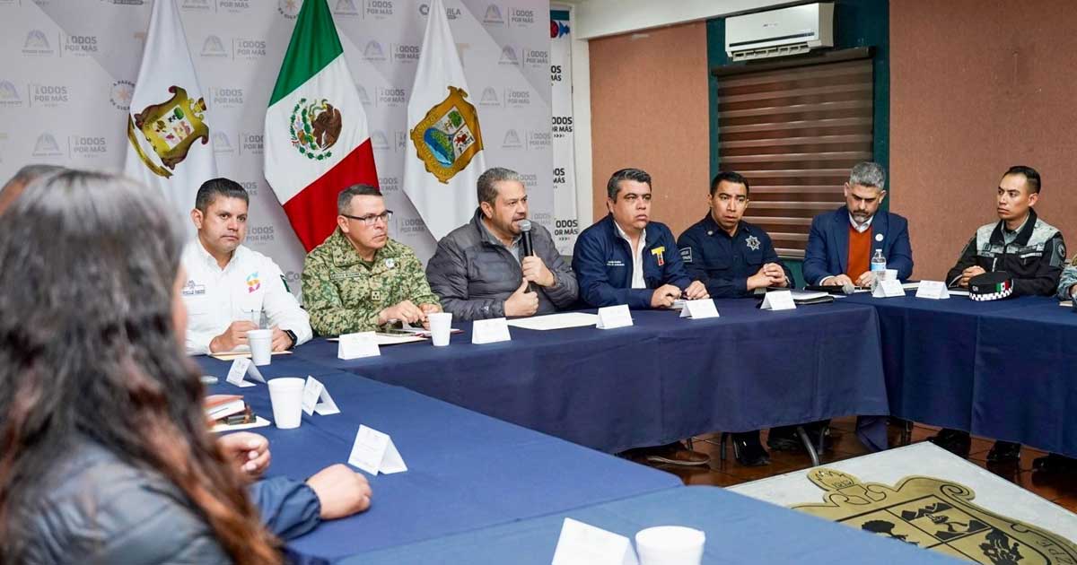 Alcalde de Ramos Arizpe Tomás Gutiérrez encabezando reunión de seguridad.