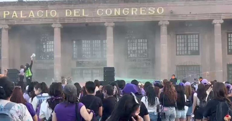 Manifestación del 8M en el Congreso de Coahuila.