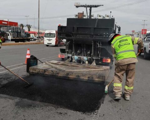 Hombres y maquinaria reparando el pavimento de Saltillo.