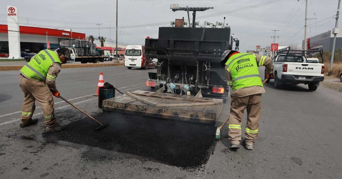Hombres y maquinaria reparando el pavimento de Saltillo.