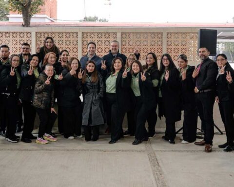 Entrega de techumbre en primaria de Saltillo.