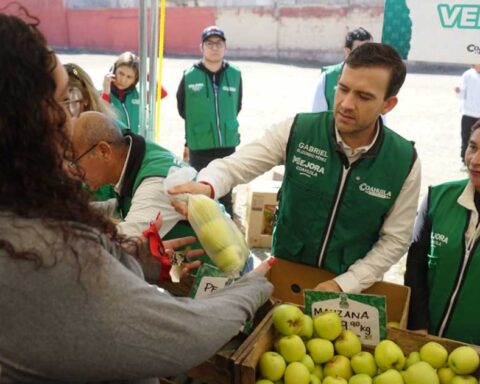 Gabriel Elizondo, coorfinador de Mejora Coahuila, durante la edición del Mercadito.