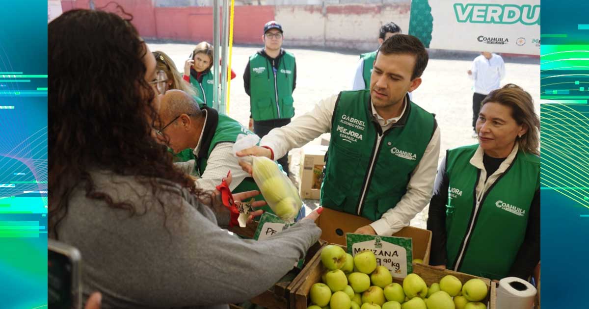 Gabriel Elizondo, coorfinador de Mejora Coahuila, durante la edición del Mercadito.