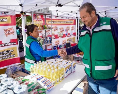 Alcalde de Ramos Arizpe Tomás Gutiérrez en el Mercadito de a Peso.