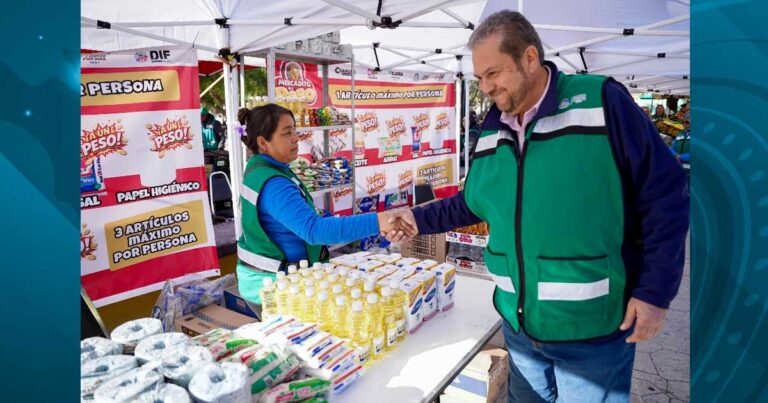 Alcalde de Ramos Arizpe Tomás Gutiérrez en el Mercadito de a Peso.