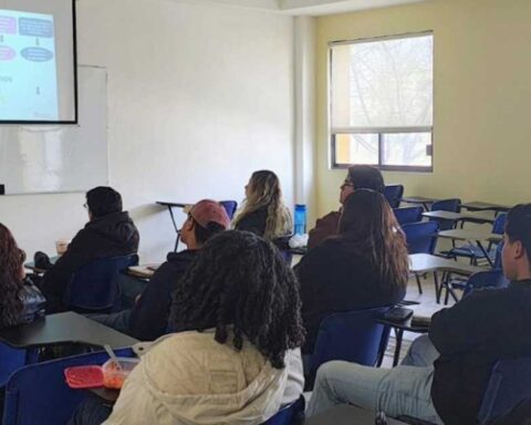Plática del IMM Torreón a jóvenes de la UAdeC.