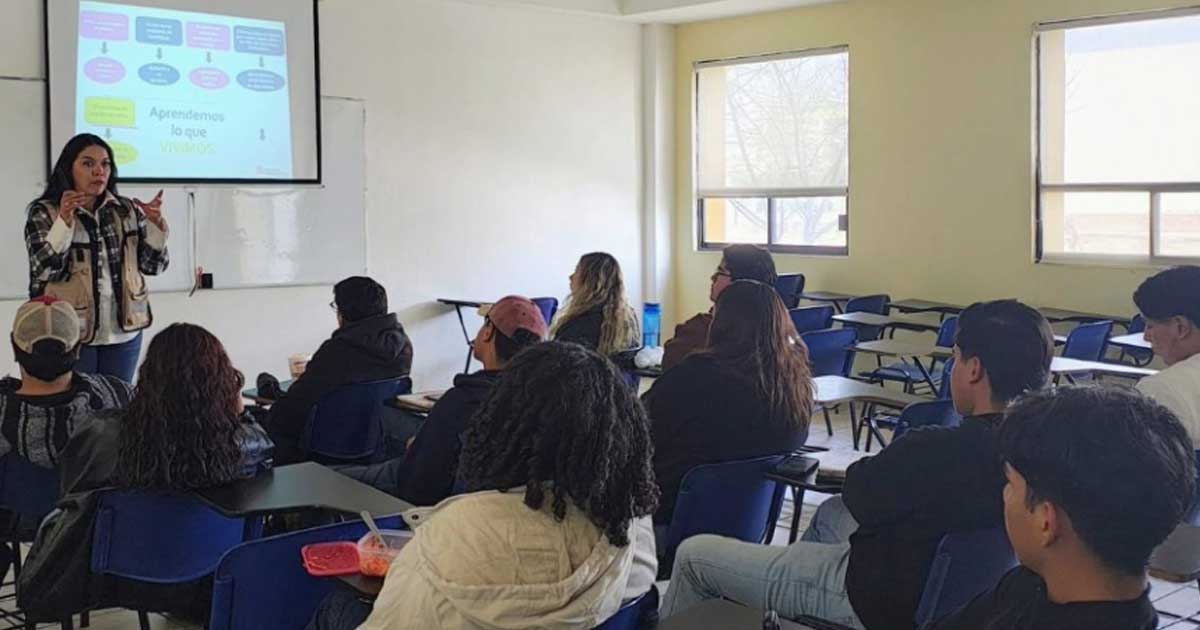 Plática del IMM Torreón a jóvenes de la UAdeC.
