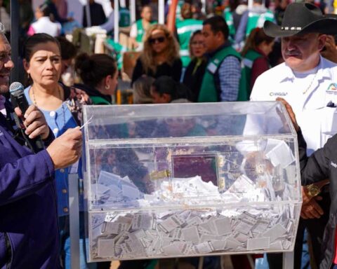 Alcalde de Ramos Arizpe Tomás Gutiérrez sosteniendo la urna del sorteo.