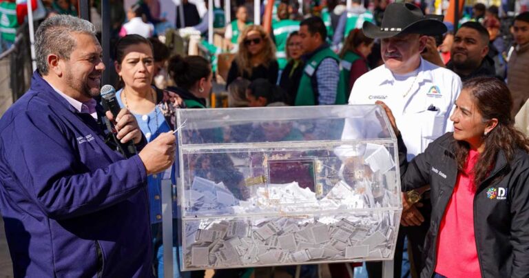 Alcalde de Ramos Arizpe Tomás Gutiérrez sosteniendo la urna del sorteo.