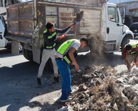 Brigadas de Saltillo trabajando en el retiro de escombros.