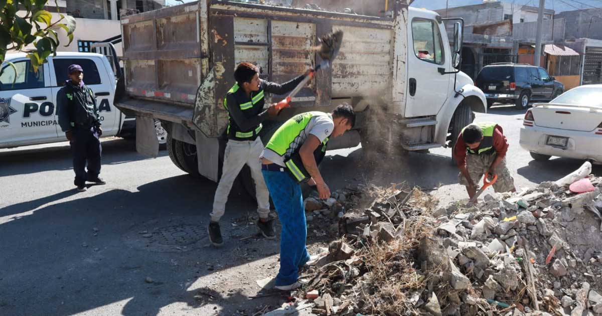 Brigadas de Saltillo trabajando en el retiro de escombros.