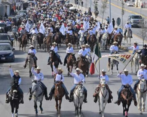 Cabalgata con jinetes de Monclova y la Región Centro.