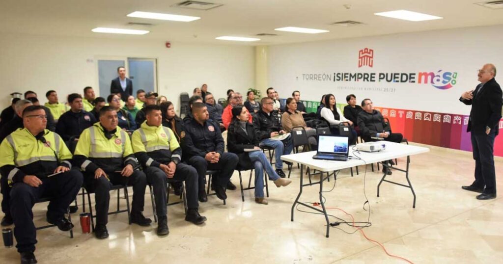 Servidores públicos tomando una capacitación en Torreón.