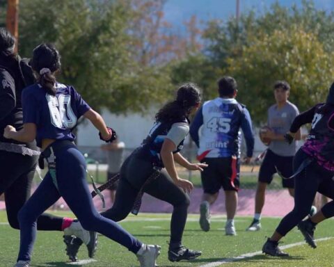 Jóvenes practicando deporte en Saltillo.