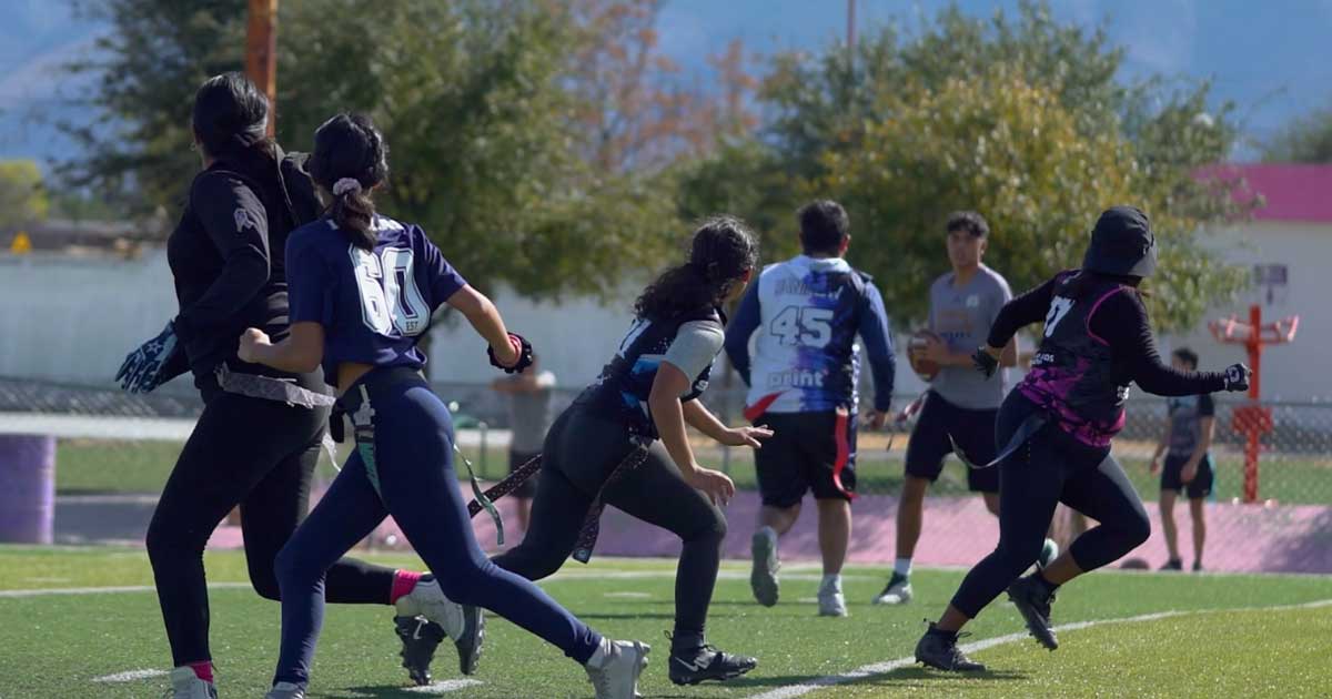 Jóvenes practicando deporte en Saltillo.