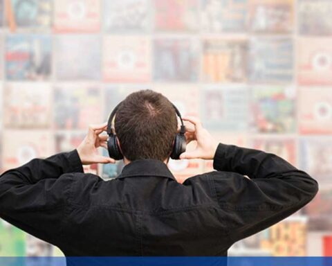 Joven escuchando música.