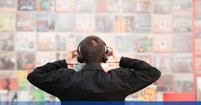 Joven escuchando música.