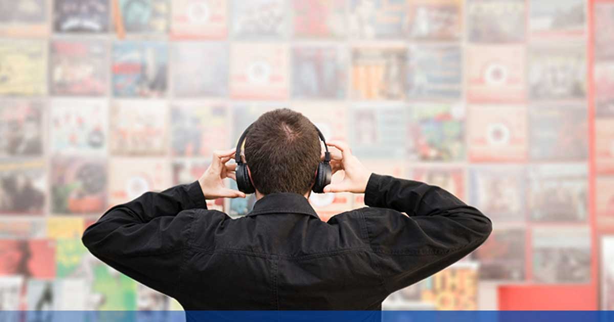 Joven escuchando música.