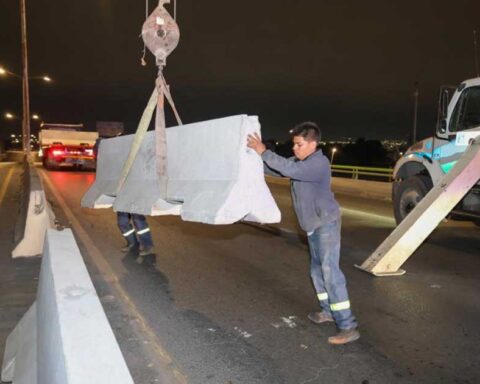 Trabajadores realizando acciones en los muros de contención en bulevar de Saltillo.