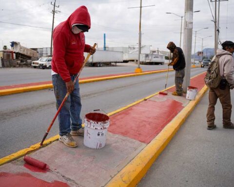 Trabajadores realizando mantenimiento a bulevar de Ramos Arizpe.