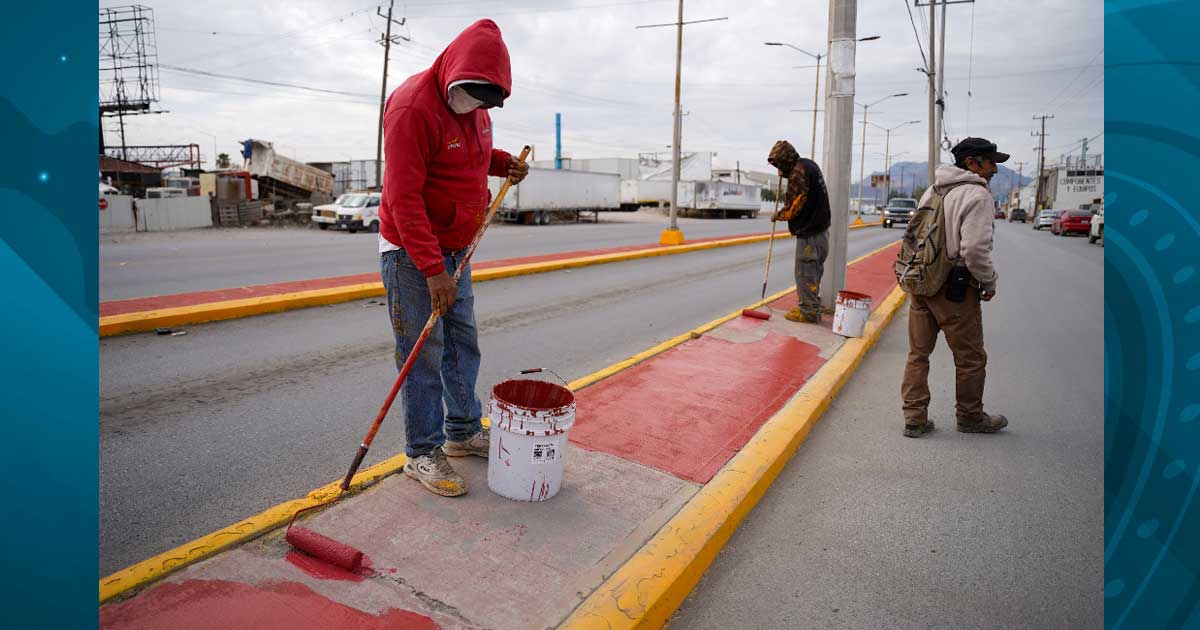 Trabajadores realizando mantenimiento a bulevar de Ramos Arizpe.