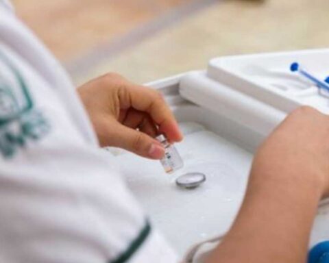 Enfermera del IMSS con una vacuna.