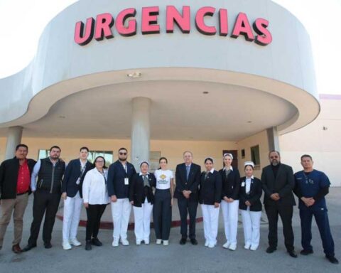Personal de un Hospital General en Coahuila afuera del área de Urgencias.
