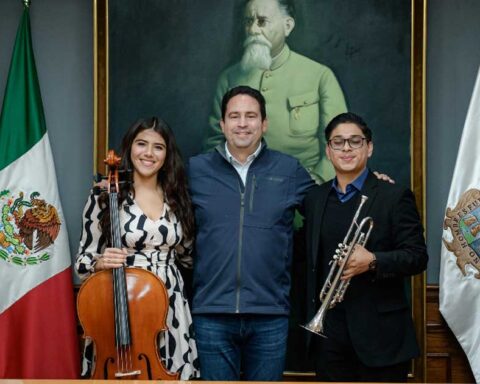 Alcalde de Saltillo Javier Díaz y los saltillenses seleccionados por la Orquesta Sinfónica Nacional Juvenil de México