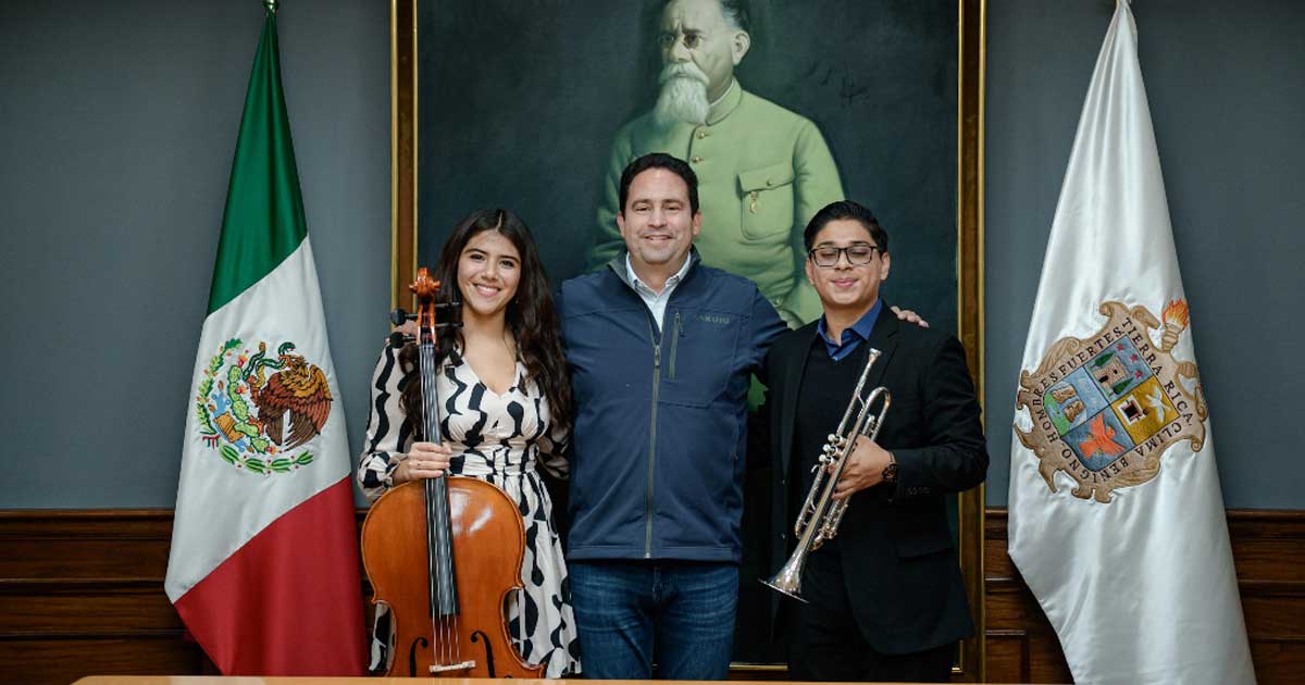 Alcalde de Saltillo Javier Díaz y los saltillenses seleccionados por la Orquesta Sinfónica Nacional Juvenil de México