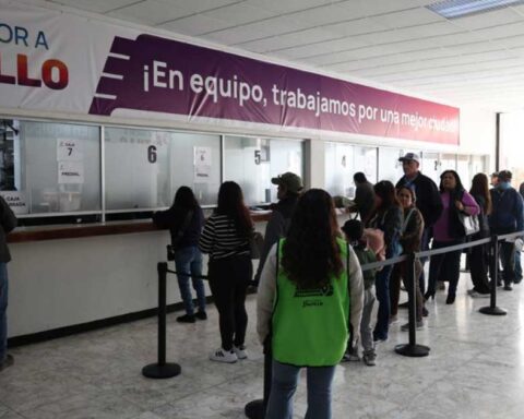 Contribuyentes en la fila del pago de predial en Saltillo.
