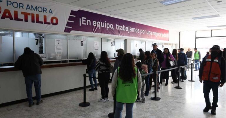 Contribuyentes en la fila del pago de predial en Saltillo.