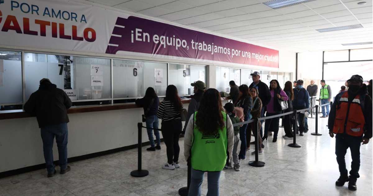 Contribuyentes en la fila del pago de predial en Saltillo.