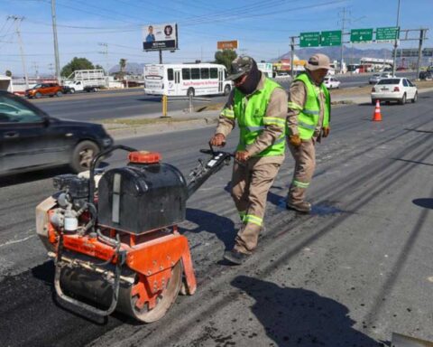 Trabajadores realizando la rehabilitación de calles.