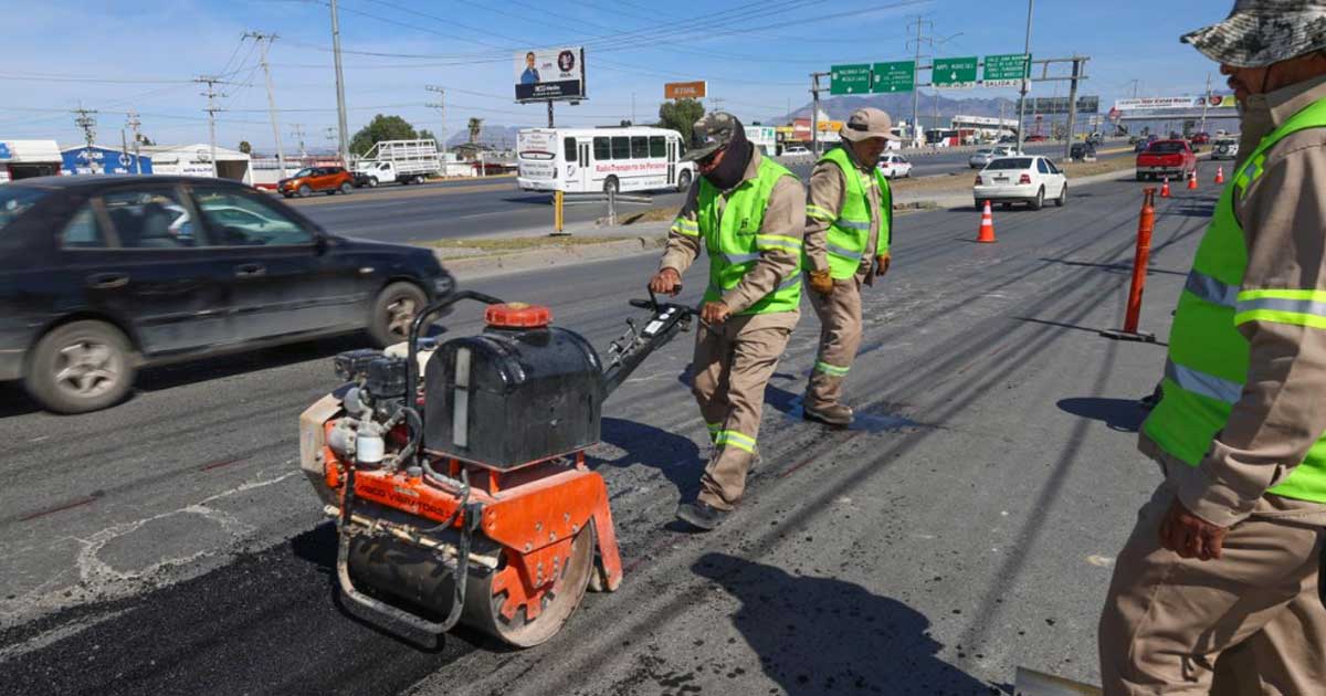 Trabajadores realizando la rehabilitación de calles.