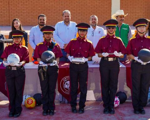 Estudiantes del CETIS 60 en Ramos Arizpe recibiendo apoyos.