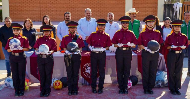 Estudiantes del CETIS 60 en Ramos Arizpe recibiendo apoyos.