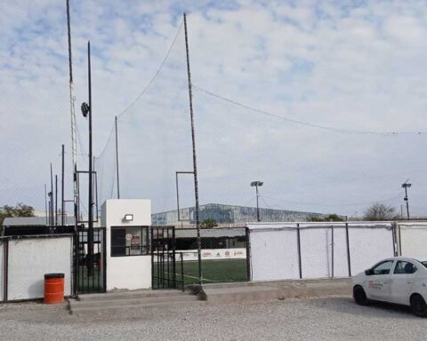 Exterior del campo sancionado en Torreón.