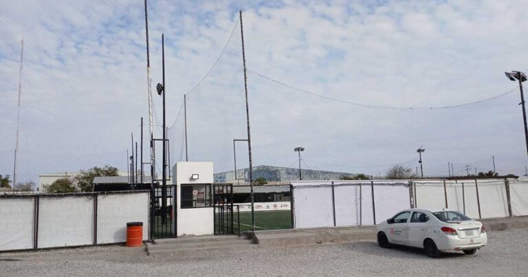 Exterior del campo sancionado en Torreón.