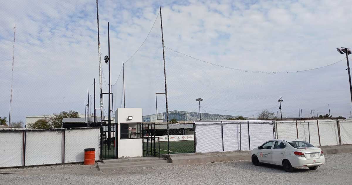 Exterior del campo sancionado en Torreón.