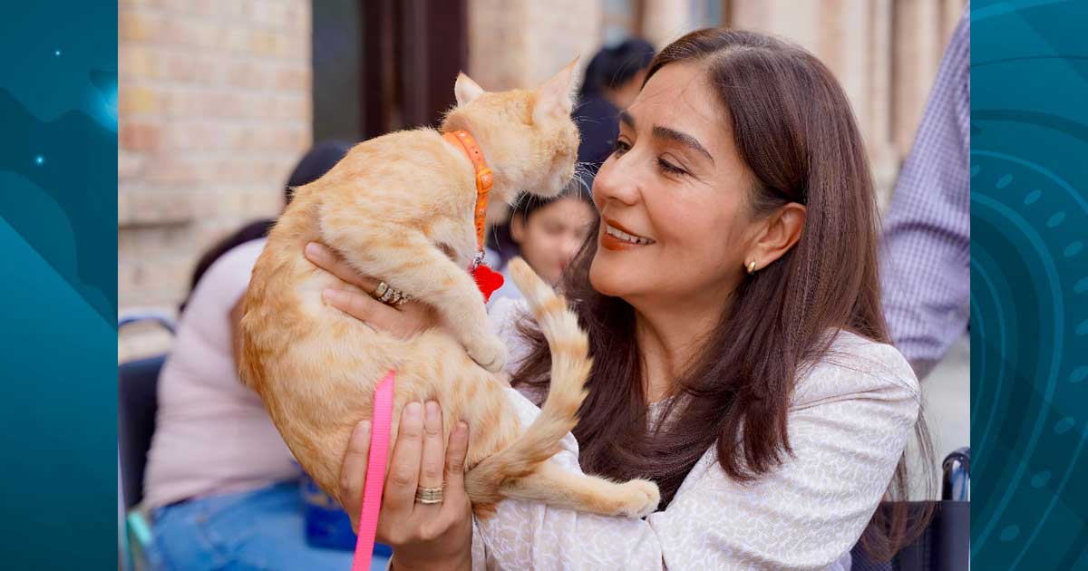 La Presidenta del DIF Municipal de Ramos Arizpe mientras sostiene un gato.