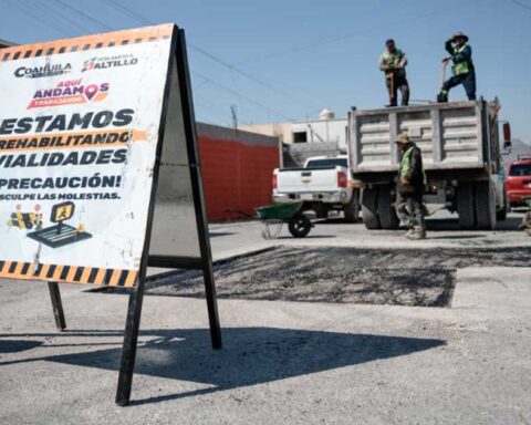 Trabajadores realizando la rehabilitación de una calle al sur de Saltillo.