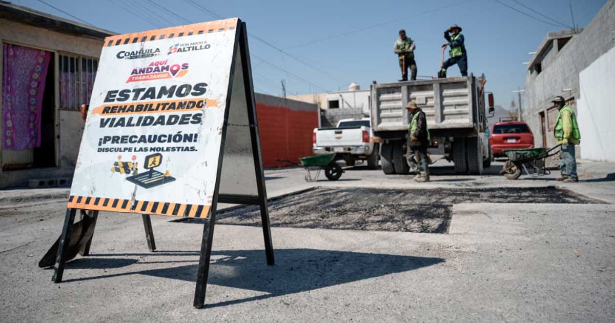 Trabajadores realizando la rehabilitación de una calle al sur de Saltillo.