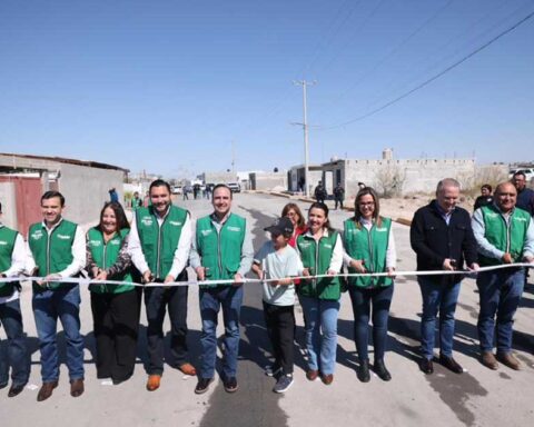 Manolo Jiménez, gobernador de Coahuila, junto a funcionarios entregando una obra en Monclova.