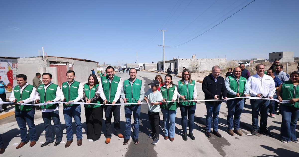 Manolo Jiménez, gobernador de Coahuila, junto a funcionarios entregando una obra en Monclova.